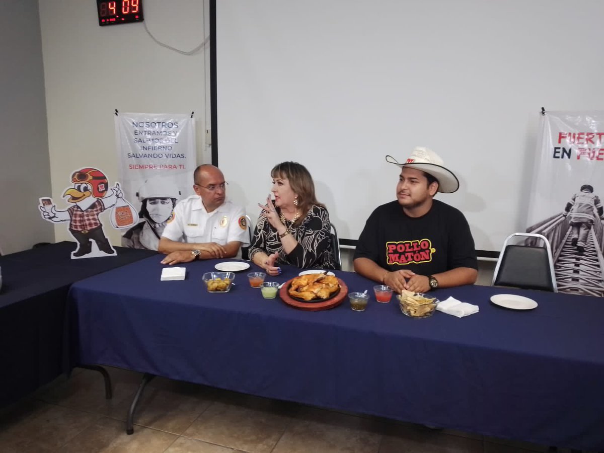 saz2000's tweet photo. Gracias @licmariajulia y @luiscarlosortiz así como #elpollomaton por considerarnos y tenernos presentes 🙏🏽 un honor recibirlos en la estación Central de @BomberosNL https://t.co/6vhpUT6e4G