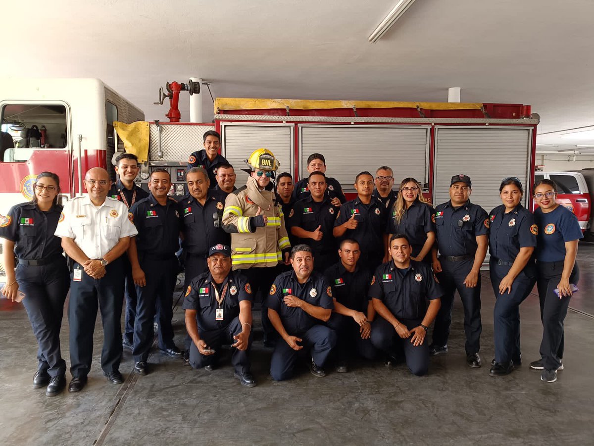 saz2000's tweet photo. Gracias @licmariajulia y @luiscarlosortiz así como #elpollomaton por considerarnos y tenernos presentes 🙏🏽 un honor recibirlos en la estación Central de @BomberosNL https://t.co/6vhpUT6e4G