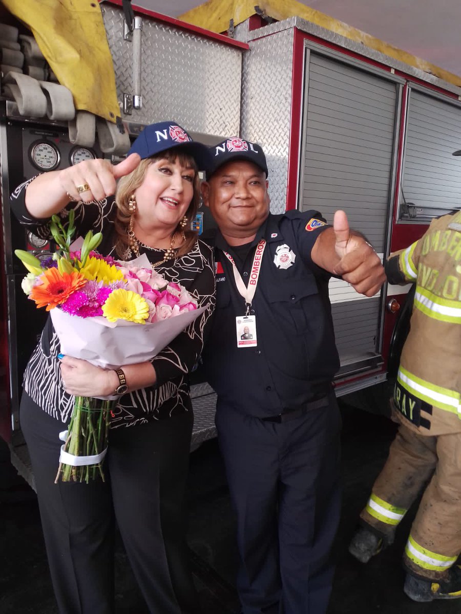 saz2000's tweet photo. Gracias @licmariajulia y @luiscarlosortiz así como #elpollomaton por considerarnos y tenernos presentes 🙏🏽 un honor recibirlos en la estación Central de @BomberosNL https://t.co/6vhpUT6e4G