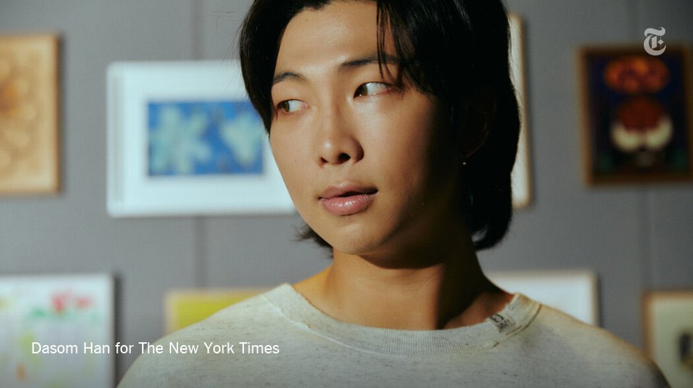 btsbrasil_on's tweet photo. [INFO] Nova entrevista do #RM (@BTS_twt) para 'The New York Times', com título 'RM, Siperstar de BoyBand, abraça novo papel: patrono da arte'! 

📎 https://t.co/ZsKRehkos5

Precioso demais, Joonie! 😍💜 https://t.co/XgJVorCLyU