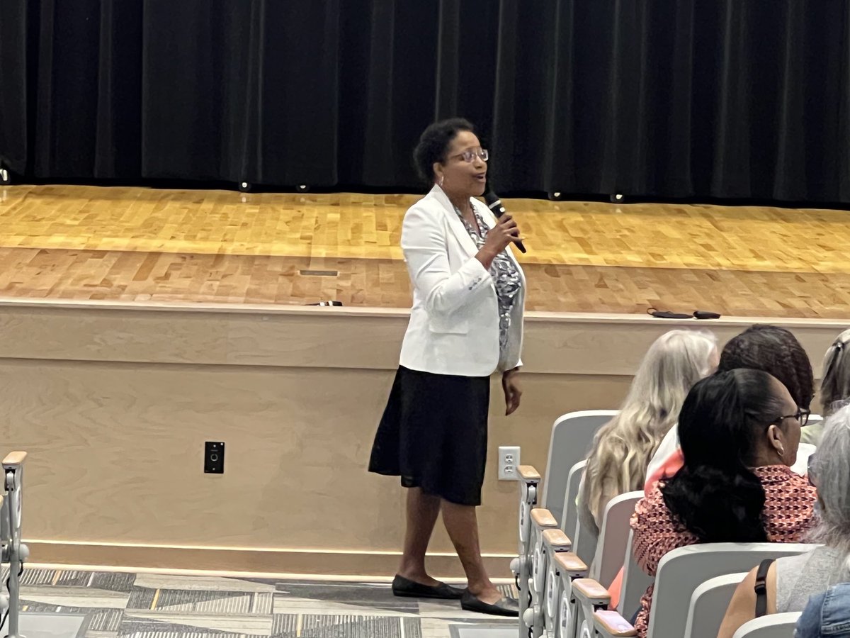 roberta_branch's tweet photo. Dr. Lawson-Davenport at New Teacher Orientation Day 2! ⁦@SufVAschools⁩ ⁦@MariLueDav⁩ https://t.co/HfCk8qvIZO