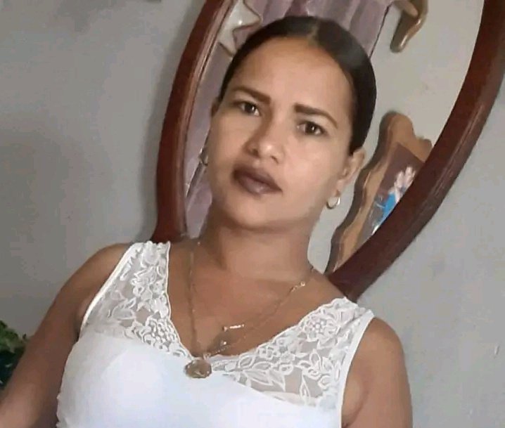 unpoetaahi's tweet photo. En #Cuba la policía le cae a palos a una niña de 11 años, y quien va presa es la mamá de la niña, por hacer la denuncia.

Por favor, compartan: demos a esta madre la misma visibilidad que damos a las protestas en Nuevitas:
#LibertadParaIvon 🇨🇺💔 https://t.co/LN3e0TsEja