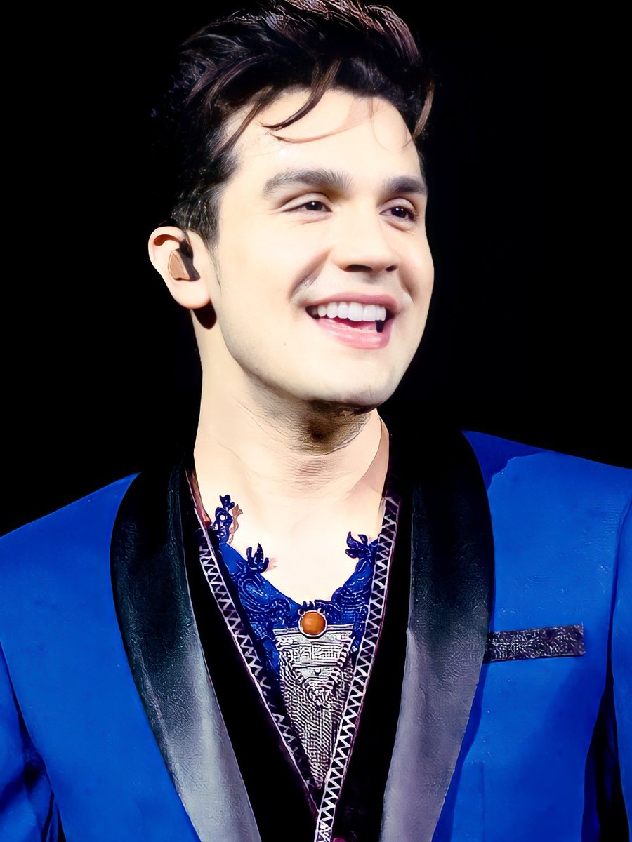 disneyluans's tweet photo. eu tô apaixonada por essa foto, olha o sorriso 😍💙 @luansantana https://t.co/kXrE9rKuGn