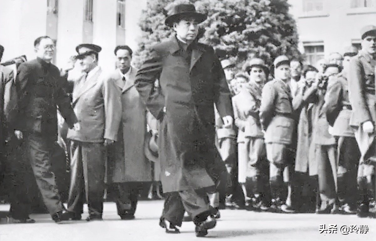 ROCRIBAO's tweet photo. 这张照片，五毛的解释是：“1954年，周恩来出席日内瓦会议，其非凡的领袖风范折服了在场的外国人。”

实际是：周恩来在日内瓦遭到西方各国的白眼，美国国务卿杜勒斯拒绝与其握手。
周恩来在众人异样的眼光下如过街老鼠灰溜溜的步出会场，急于离开这个令牠终生羞耻的场合，大步逃离现场。 https://t.co/a7cZS455yS