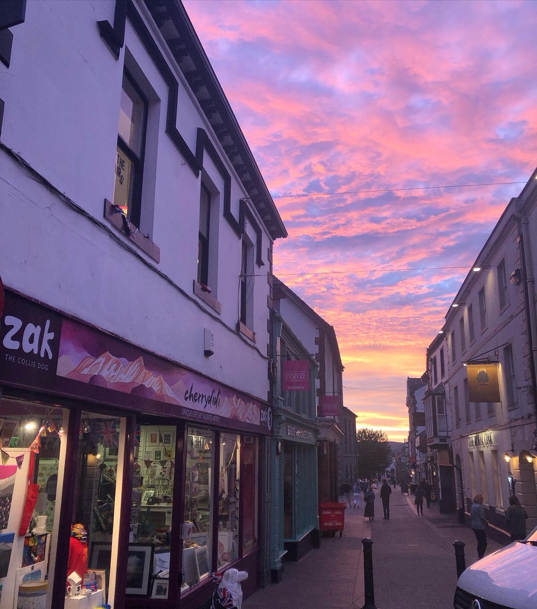 #redskyatnight 

(Evening display changes at #cherrydidikeswick, #workinglate )