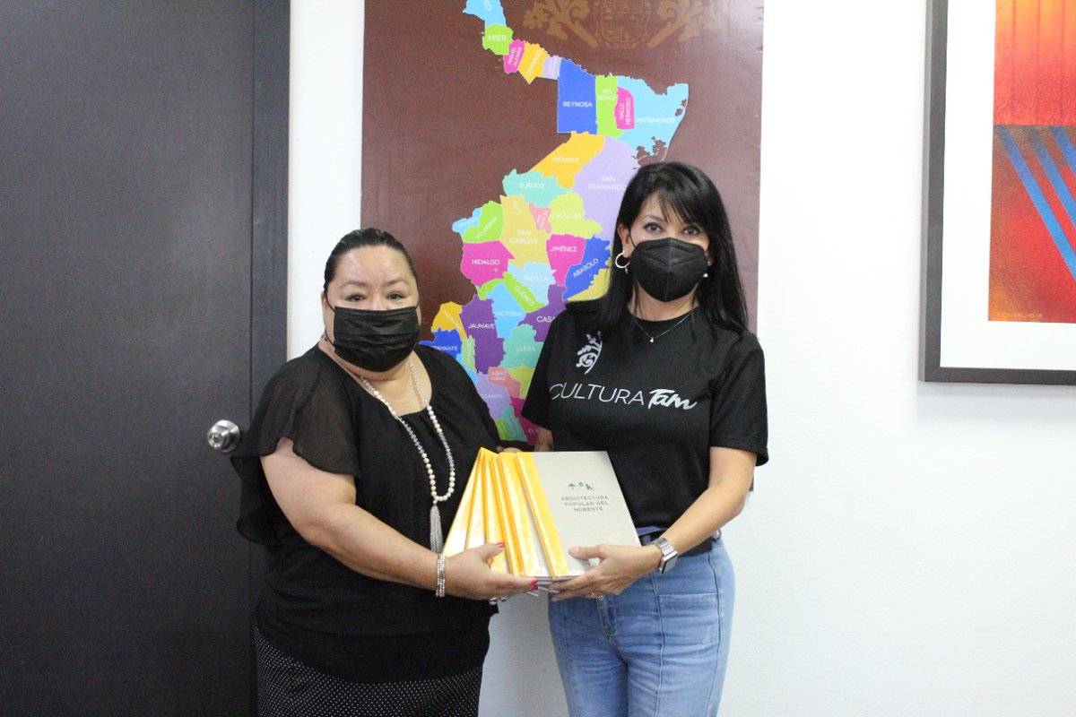 ITCATamaulipas's tweet photo. La Lic. Dolores del Carmen Pérez Guajardo, Directora General de #CulturaTam otorgó un acervo de libros "Arquitectura Popular del Noreste" a la Mtra. Merilú Cerda quien lo recibió a nombre del @ICEST_AC Campus Victoria.

Dicha obra fue editada por el  #FORCAN. https://t.co/fvHv9C4XVf