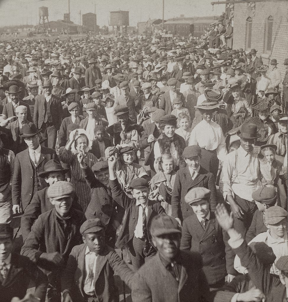 TracesofTexas's tweet photo. Crowd rushes to greet President Teddy Roosevelt in Denison, 1905. I love the mixture of faces in the crowd and that so many people are smiling. Can you imagine what a big deal this was for Denison? The President visiting? Of the United States? https://t.co/hUpYfJa4n6