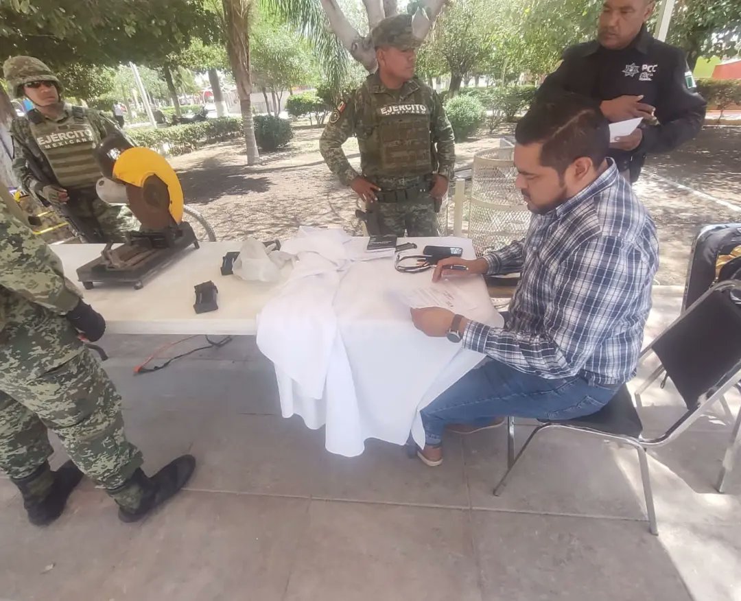 MatamorosGob's tweet photo. El día de hoy, el Secretario del Ayuntamiento, Lic. @marioalher, en representación del alcalde, dio apertura al “Programa de Canje de armas, Intercambio por la paz 2022” en nuestro municipio. En coordinación y colaboración SEDENA, Estado y municipio.

#JuntosLoHacemosMejor https://t.co/eF2xXb2ZlW