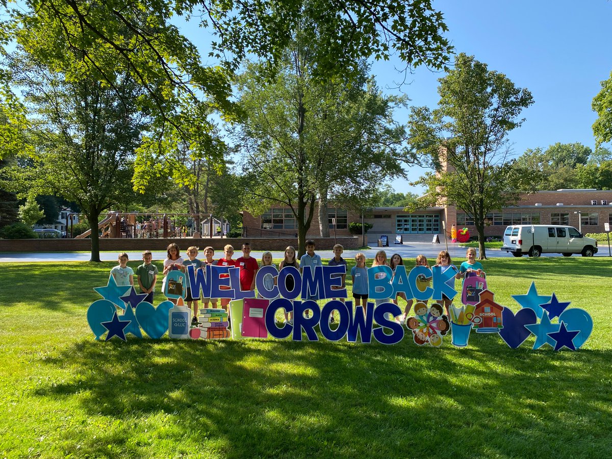 KarynTeaches's tweet photo. A great first day of school for these 3rd Graders and their teacher! Thank you PTO for the fun welcome back balloons and signs! @CrowIslandD36 @winnetka36 https://t.co/mwUcsqKnXx