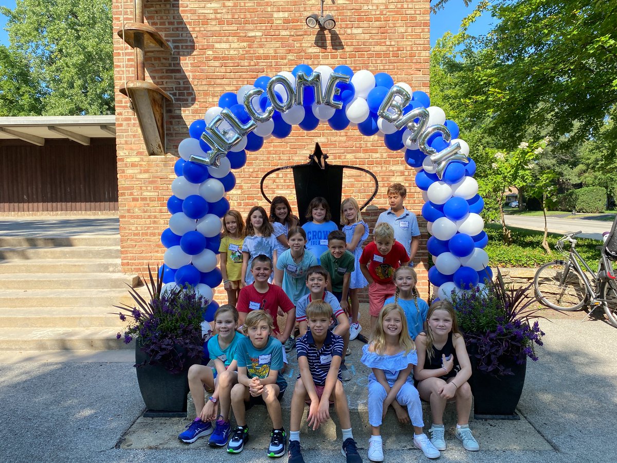 KarynTeaches's tweet photo. A great first day of school for these 3rd Graders and their teacher! Thank you PTO for the fun welcome back balloons and signs! @CrowIslandD36 @winnetka36 https://t.co/mwUcsqKnXx