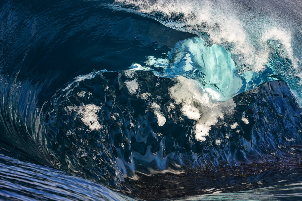 We are happy announce <a href="/Anjsemark/">Andrew Semark</a>'s third release in the <a href="/MONOLITHGallery/">MONOLITH Gallery</a> x <a href="/SuperRare/">SuperRare</a> Space.

"Devil in the details"

There are so many shades of blue and tufts of "cotton" forming on the wave as it crests. Truly a brilliant photograph.

superrare.com/0xc7492a07cd68…