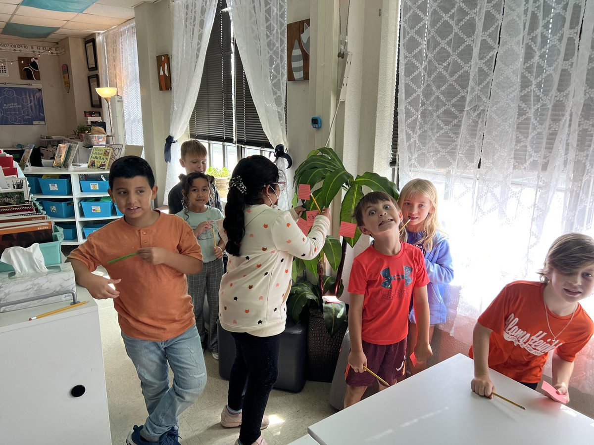 stefniehancock's tweet photo. After reading Rocket Writes a Story and The Word Collector we decided to collect words for our own “word tree”. #bringingbookstolife #engagedclassroom @Cambridge_AH @AHISD https://t.co/lzrePSilDd