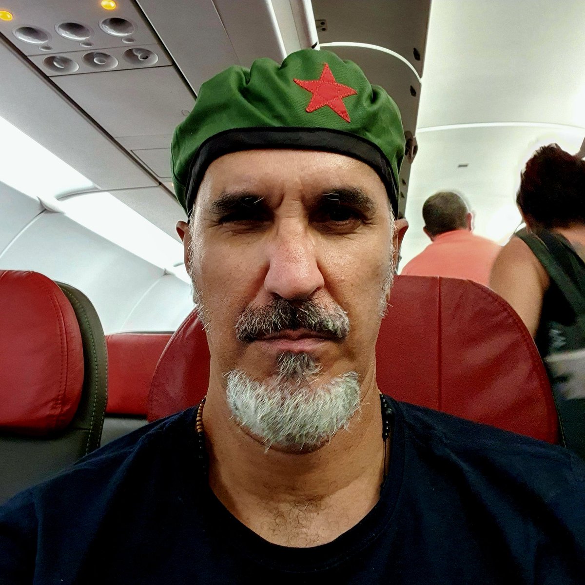 NiltonResende's tweet photo. Rumo à FLIMA.
E viva as revoluções (mesmo que alguns passageiros do voo olhem torto, bem torto).
#Flima
#TrajesLunares
#Lula2022 https://t.co/VKm405pWtm