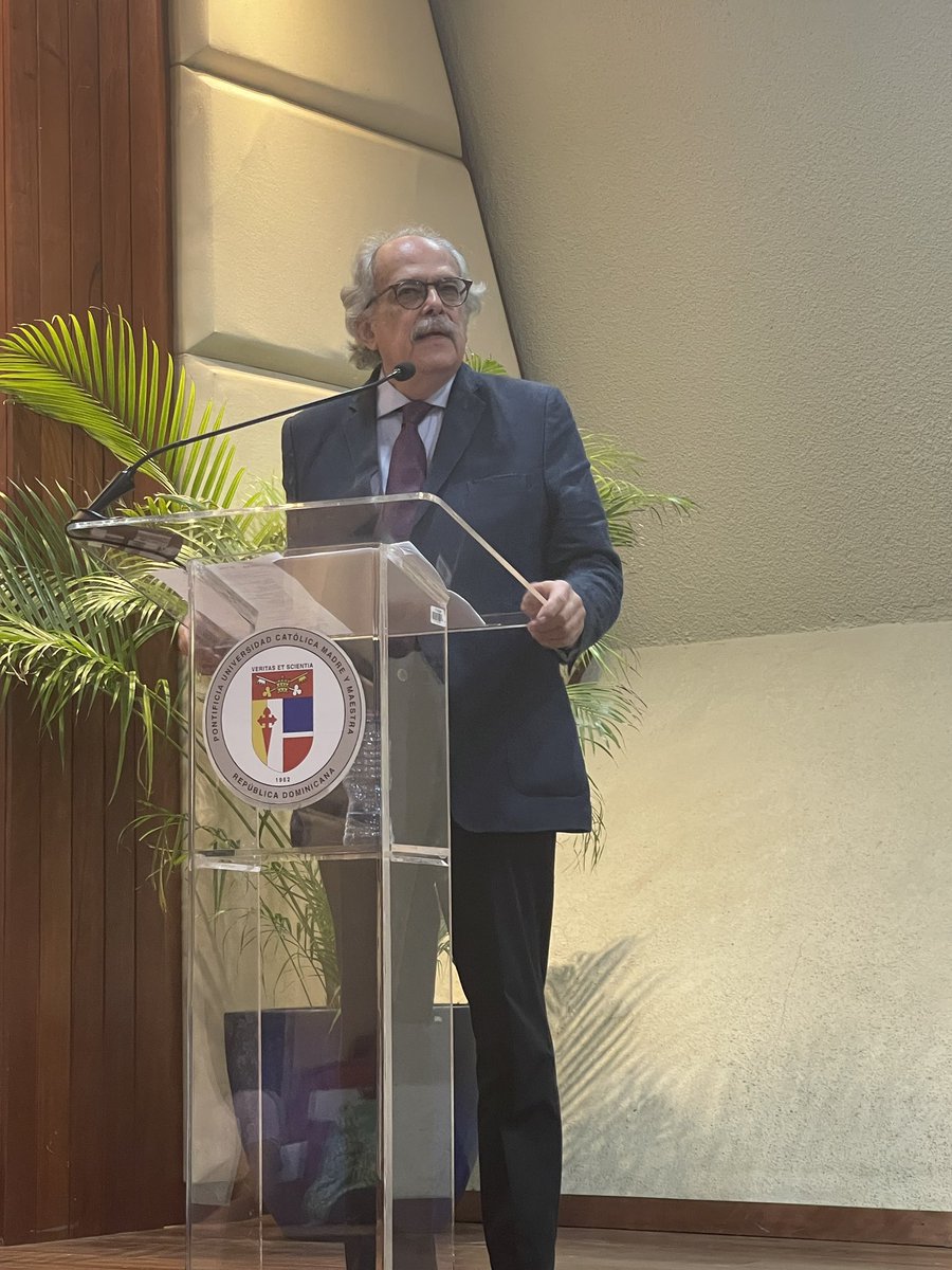 marioleslie8's tweet photo. Nueva obra –dominicana– del profesor @arbrewercarias. Honor para el país contar con la cercanía y la solidaridad de este maestro de maestros e influyente jurista. @Libreria_J_Int @PUCMMDerechoCSD @centro_hostos @adda_do @Orodriguez1965 @EdJorgePrats @cristobalrodg @EricRaful https://t.co/82tqzDfdvd