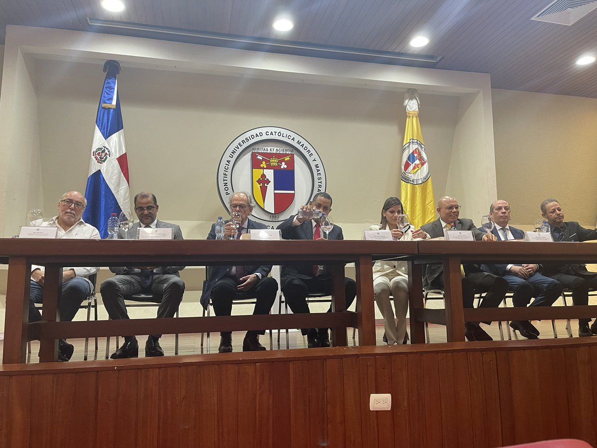 marioleslie8's tweet photo. Nueva obra –dominicana– del profesor @arbrewercarias. Honor para el país contar con la cercanía y la solidaridad de este maestro de maestros e influyente jurista. @Libreria_J_Int @PUCMMDerechoCSD @centro_hostos @adda_do @Orodriguez1965 @EdJorgePrats @cristobalrodg @EricRaful https://t.co/82tqzDfdvd