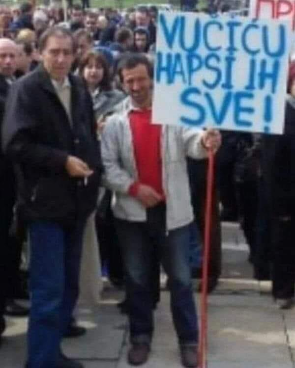 SrdjanPrekovic3's tweet photo. Militantno krilo SNSa "
Specijalno obucena jedinica za izjedanje sendvica bez upotrebe zuba. 
U slucaju da ih neprijatelj zarobi,skloni su samounistenju pomocu tople vode i sapuna.Oni ekstremniji ne prezaju ni od odlaska kod zubara cija je ordinacija pored biblioteke. https://t.co/aBftvFzDsn