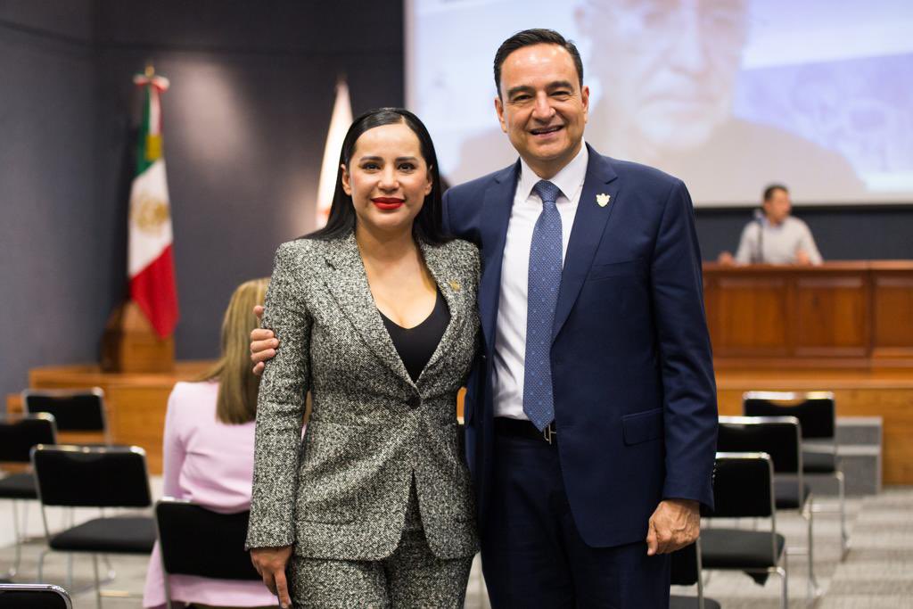 SandraCuevas_'s tweet photo. En el marco del #CIH2022ALC, fue un placer conocer al Presidente Municipal de Zamora, Michoacán; Carlos Alberto Soto Delgado, con objetivos y propuestas claras respecto a un tema fundamental como el agua. ¡Agradezco los chongos zamoranos que de su hermosa tierra me obsequió! https://t.co/fMsKZbl6mX