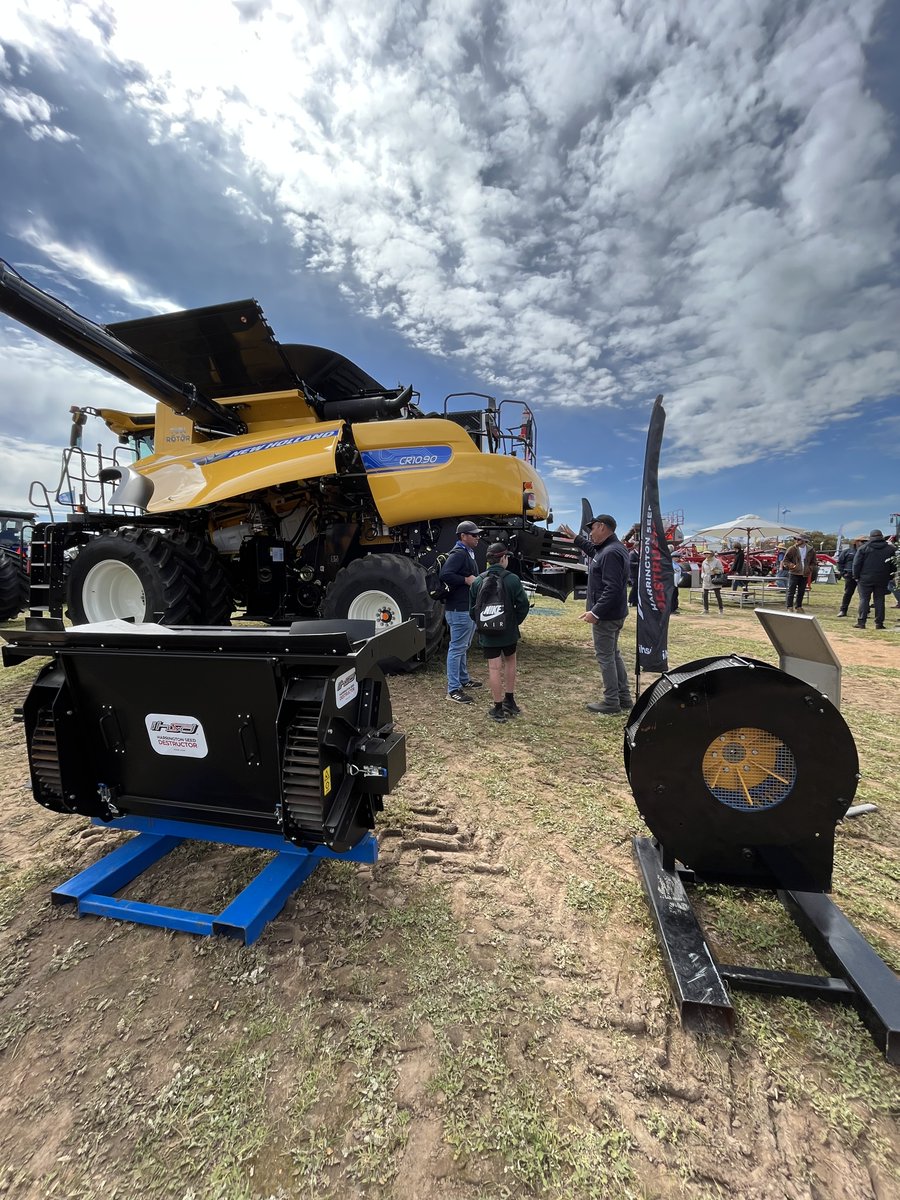 SeedDestructor's tweet photo. Last Day @DowerinFieldDay 🤩
Product specialists are ready to chat with you about harvest weed seed control #HWSC 🎯🌱
See you there 🤗
#dowerinfielddays #iHSD #SeedDestructor #SimplerBetter #HerbicideResistance #Farming #ImpactMills #TheExperts #WeedSmart #GRDC #Harvest22 https://t.co/yc9y2tRp5Y
