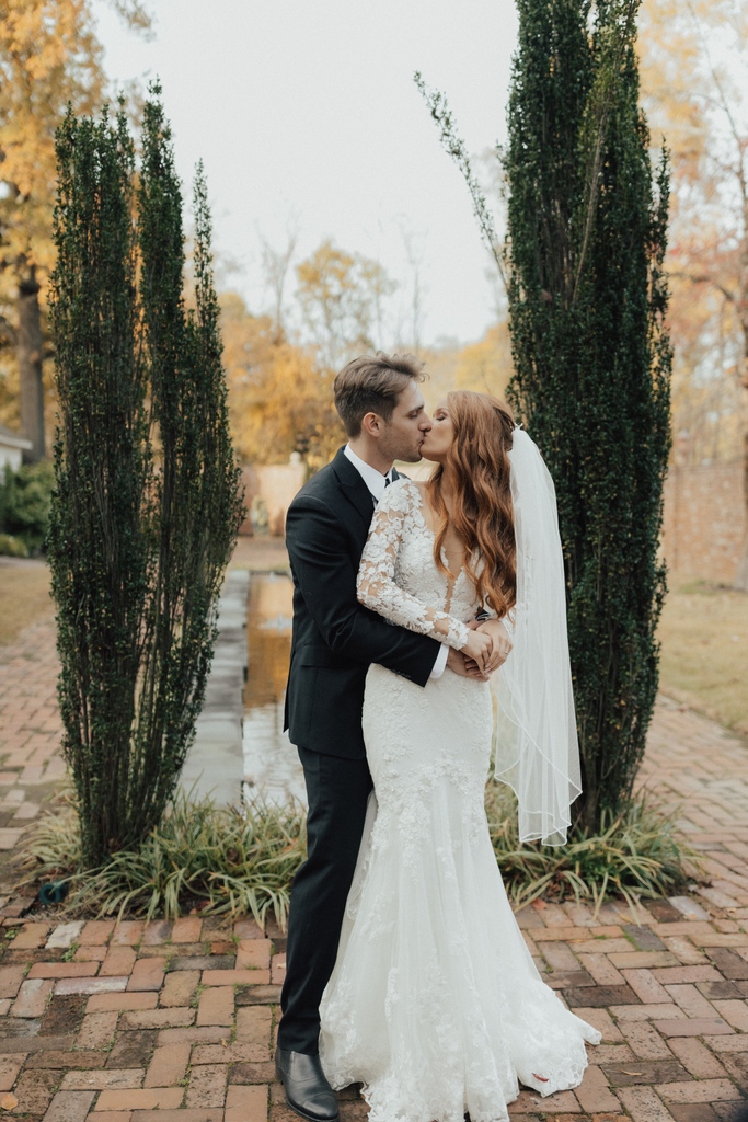 CedarHallTN's tweet photo. 🎶 I'm so in love with you, I hope you know, darling, your love is more than worth its weight in gold 🎶⁣
⁣
Venue + Coordination ◦ @cedarhallTN
Photographer ◦ Jo Darling Photography
Gown ◦ @lowsbridal1
Designer ◦ Martina Liana
Suit ◦ Jos. A Bank https://t.co/SNTttRHZfn