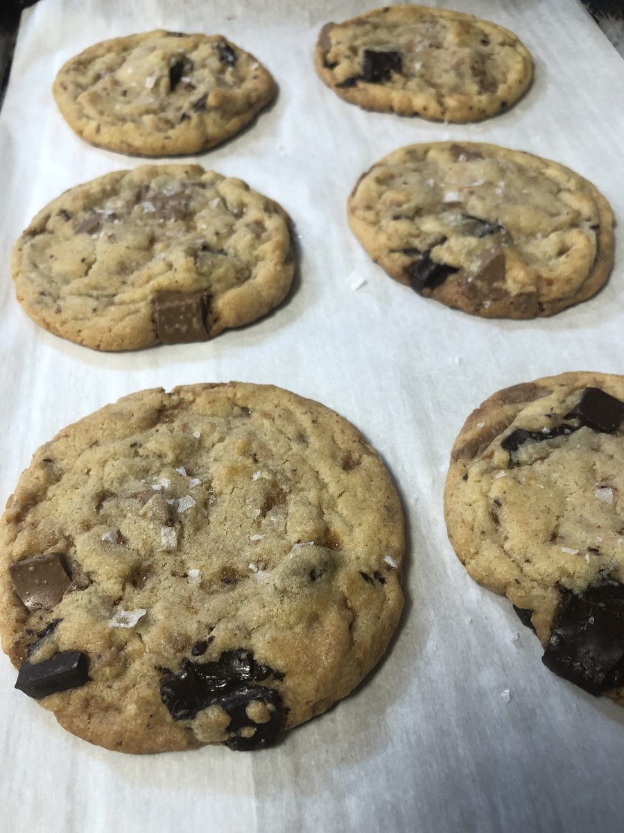 ERiscooking's tweet photo. It seemed like a good day to make some cookies. #bakedgoods #chocolate #bigcookies https://t.co/KQ5fg5Lpo6