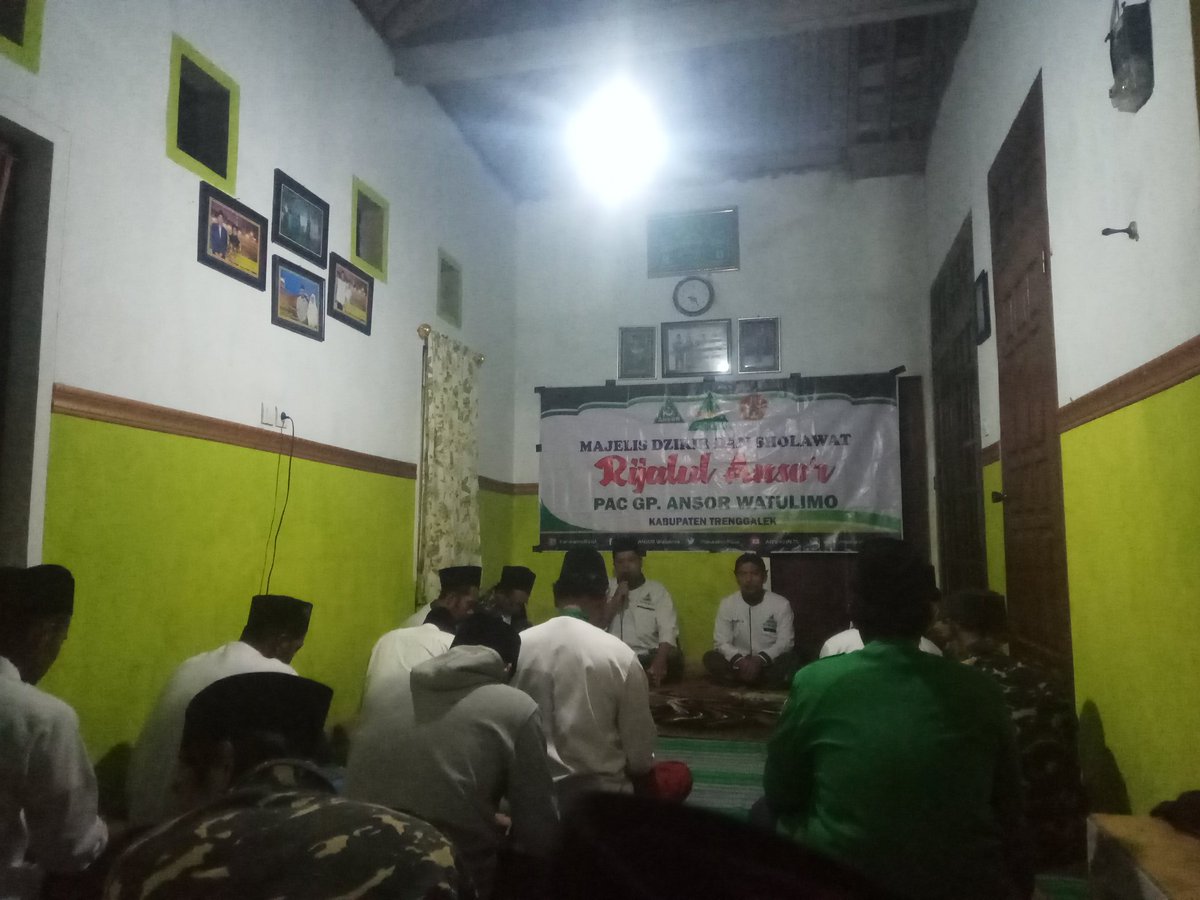 nanangkosim_83's tweet photo. Rutinan Malam Kamis Majelis Dzikir dan Sholawat Rijalul Ansor PAC GP Ansor Watulimo di Kediaman Sahabat Khusnul Mutholib, Pengurus PAC GP Ansor Watulimo di Desa Gemaharjo Kec. Watulimo Kab. Trenggalek. Rabu, 24 Agustus 2022
#madrasahcybertrenggalek #ansortrenggalek #ansorwatulimo https://t.co/maPsuQ2tN4