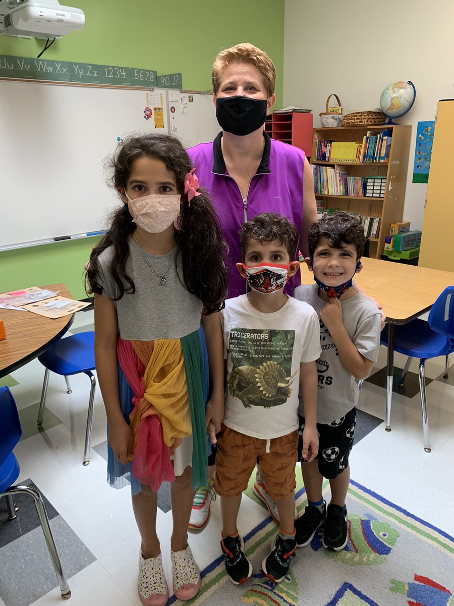 MaestraUrbina's tweet photo. @OakPark97 Holmes is where the ❤️ is! What a wonderful start to the school year! Thanks to @HolmesKinder and @JarosEsl for being such a welcoming place for our ❤️💚💙! #MyD97 #D97Joy https://t.co/zDmnzflKXc