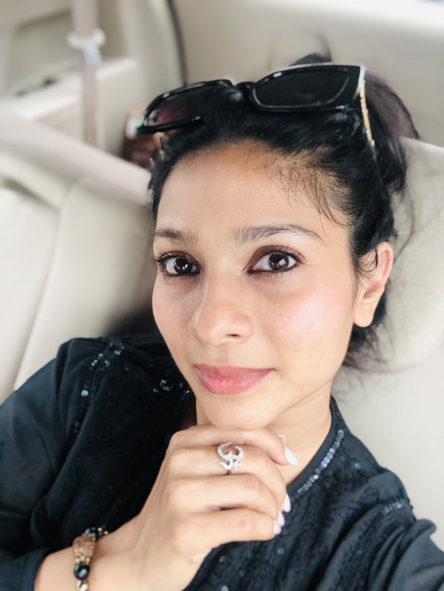 TanishaaMukerji's tweet photo. Just loving my stunning rudraksh pyrite bracelet to absorb all negativity! Thank u my darling #rekhawadhwanijewellery ! #stonetherapy #naturalstones #detox #wellness https://t.co/iMYLW4orfX
