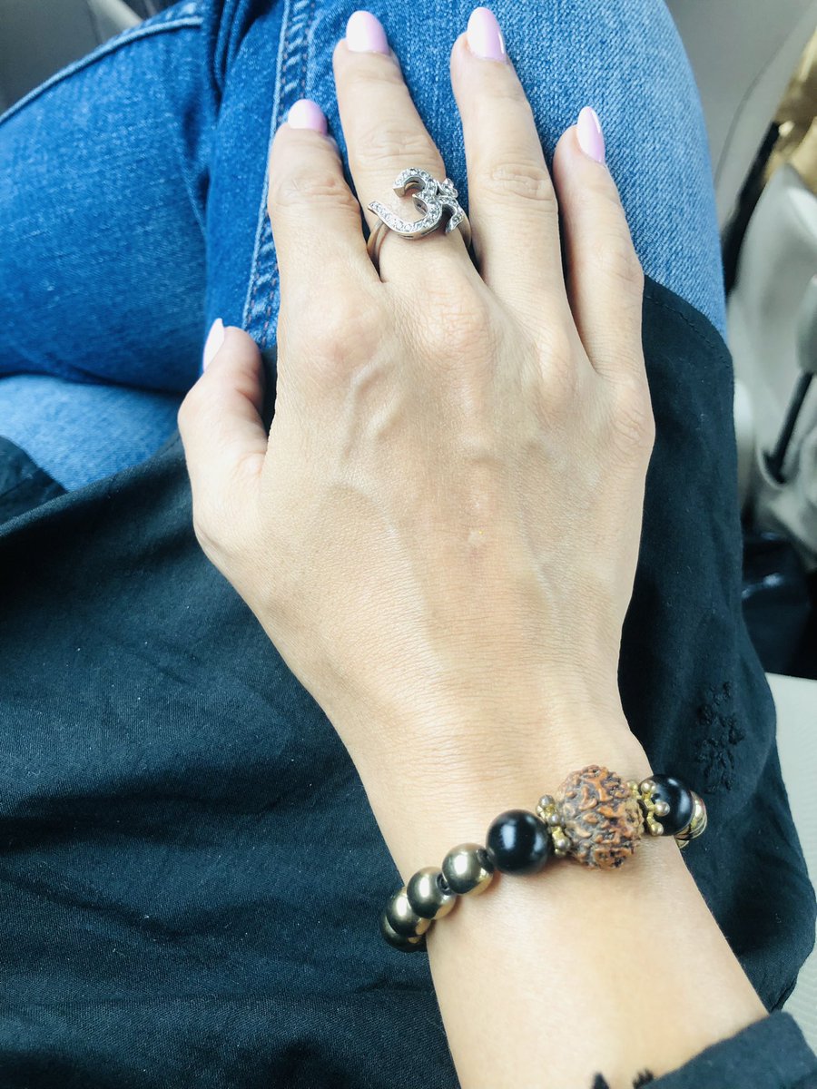 TanishaaMukerji's tweet photo. Just loving my stunning rudraksh pyrite bracelet to absorb all negativity! Thank u my darling #rekhawadhwanijewellery ! #stonetherapy #naturalstones #detox #wellness https://t.co/iMYLW4orfX