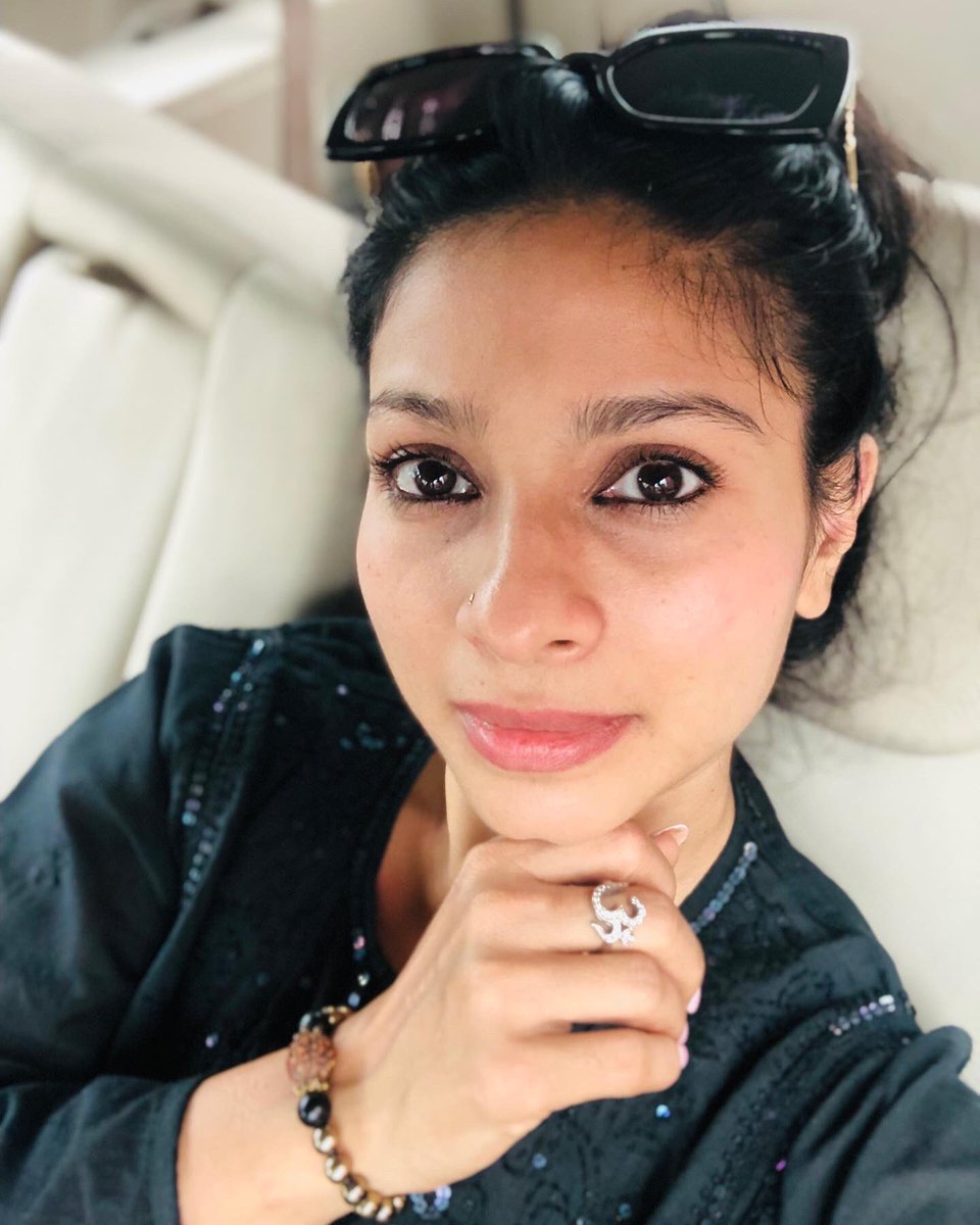 TanishaaMukerji's tweet photo. Just loving my stunning rudraksh pyrite bracelet to absorb all negativity! Thank u my darling #rekhawadhwanijewellery ! #stonetherapy #naturalstones #detox #wellness https://t.co/iMYLW4orfX