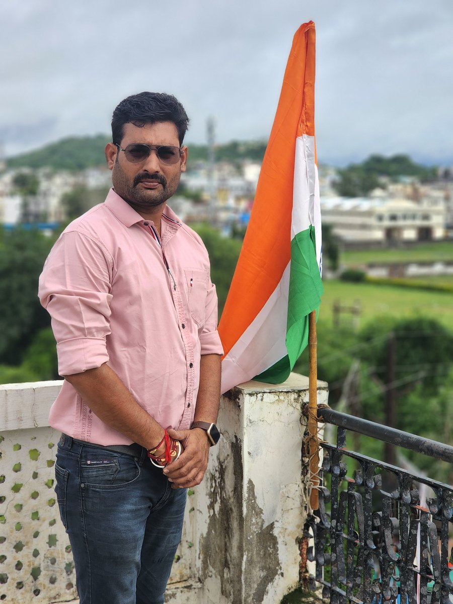 AdvDeshbandhu's tweet photo. स्वाधीनता का अमृत महोत्सव मनाएँ.
हर घर तिरंगा फहराएँ.
राष्ट्रीय स्वाभिमान जगाएँ. https://t.co/bwFAJPi1Pf