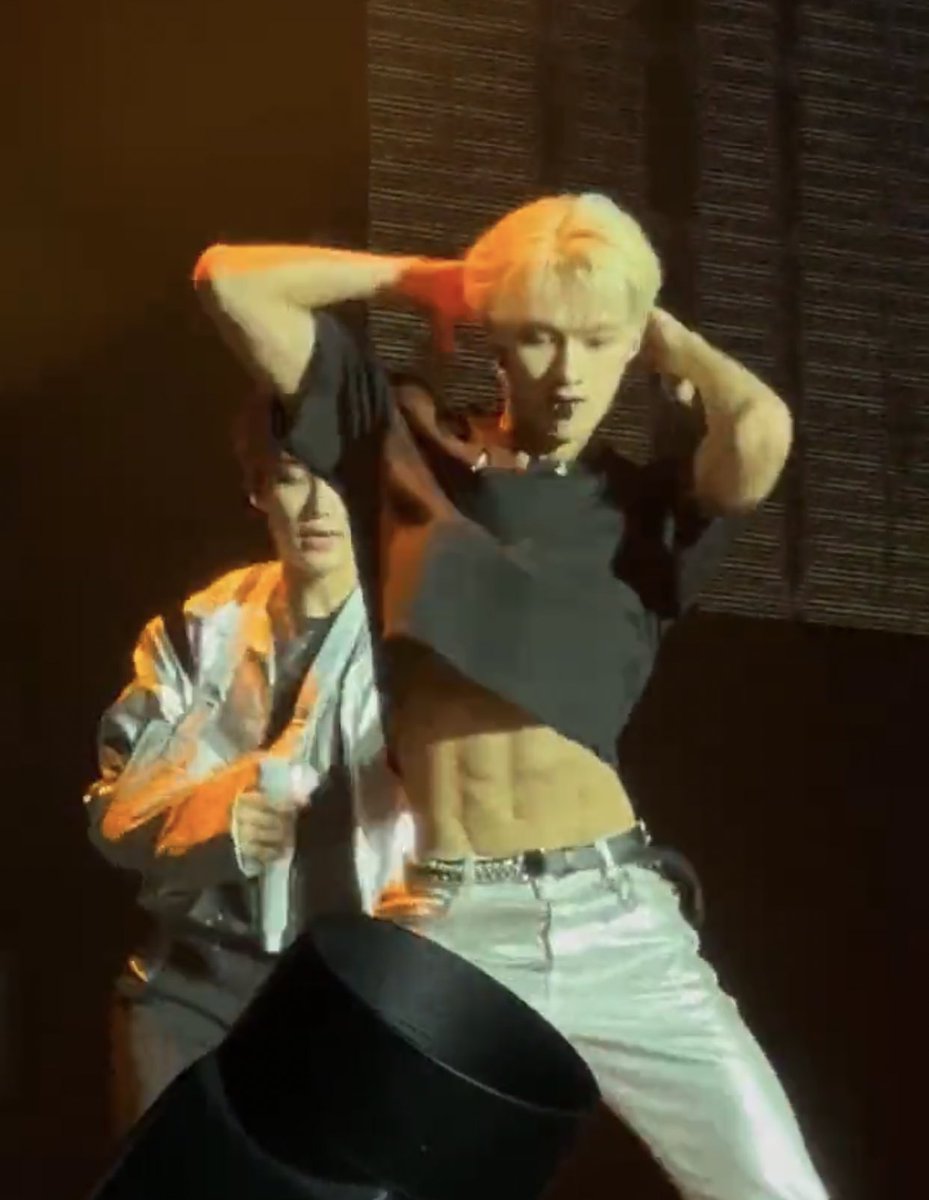 oh my god junhui isn't wearing a belt today for his crush stage crop top 😭