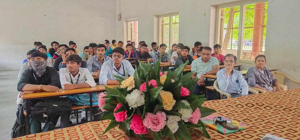 NSSVAMCC15's tweet photo. તારીખ ૧૨/૦૮/૨૦૨૨ના રોજ ઈતિહાસ ભવનના અધ્યક્ષ ડૉ.એમ.જે.પરમાર સાહેબનું વ્યાખ્યાન  @_NSSIndia @nssgujarat @nssmkbu @YASMinistry https://t.co/BAtxQEJv7v