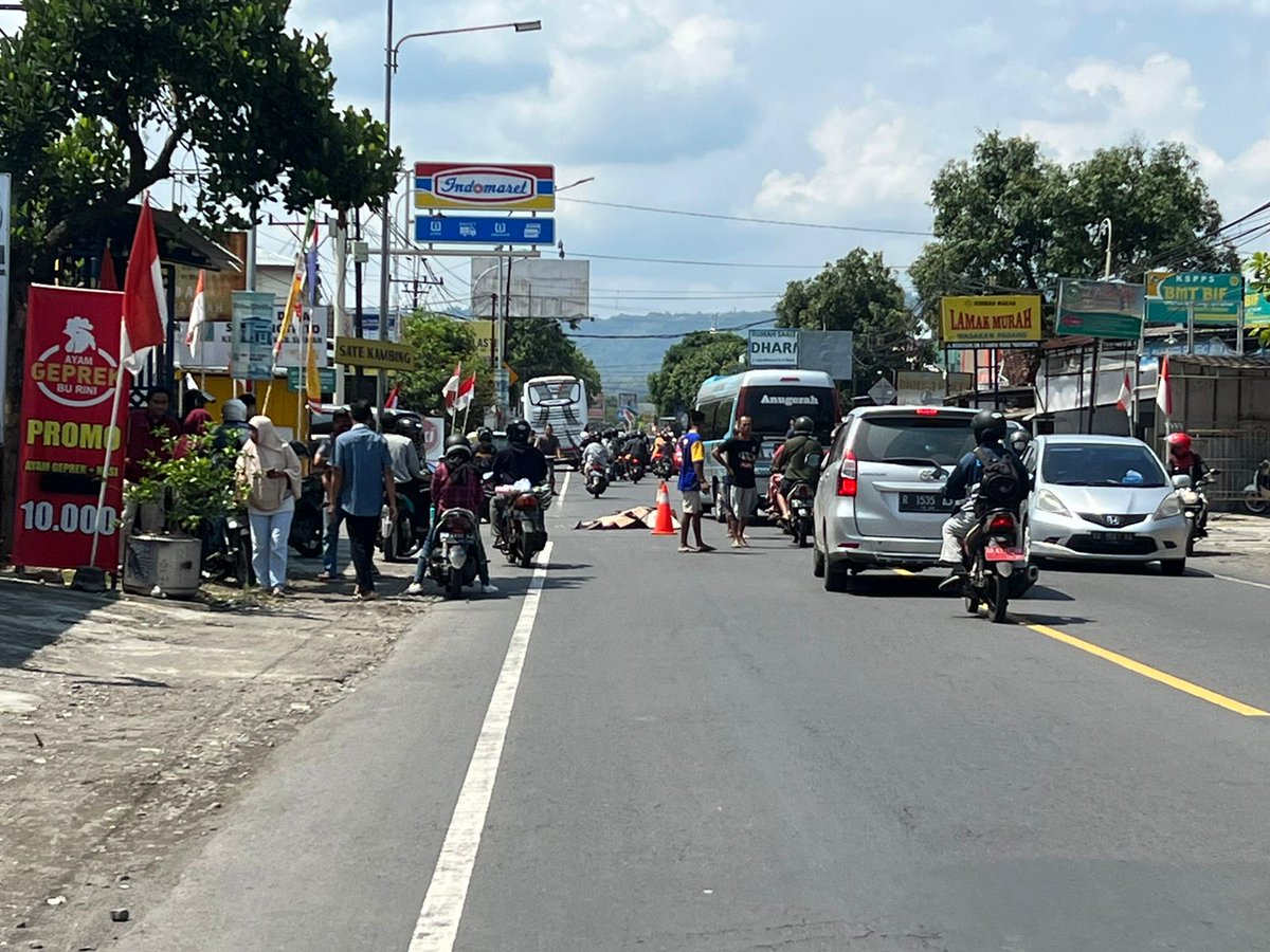 11.15   
Laka lantas
Info di lapangan tabrakan antara motor dan bus, jl raya wonosari km 8,5 
Lebih hati-hati lagi lewat jalur ini, banyak bus dan truk besar dg kecepatan tinggi 
<a href="/syhrlmbrk/">syh.</a>