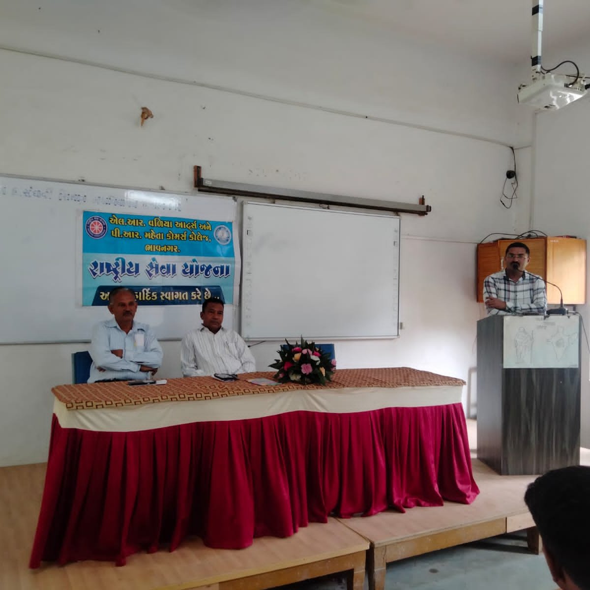 NSSVAMCC15's tweet photo. તારીખ ૧૨/૦૮/૨૦૨૨ના રોજ ઈતિહાસ ભવનના અધ્યક્ષ ડૉ.એમ.જે.પરમાર સાહેબનું વ્યાખ્યાન  @_NSSIndia @nssgujarat @nssmkbu @YASMinistry https://t.co/BAtxQEJv7v