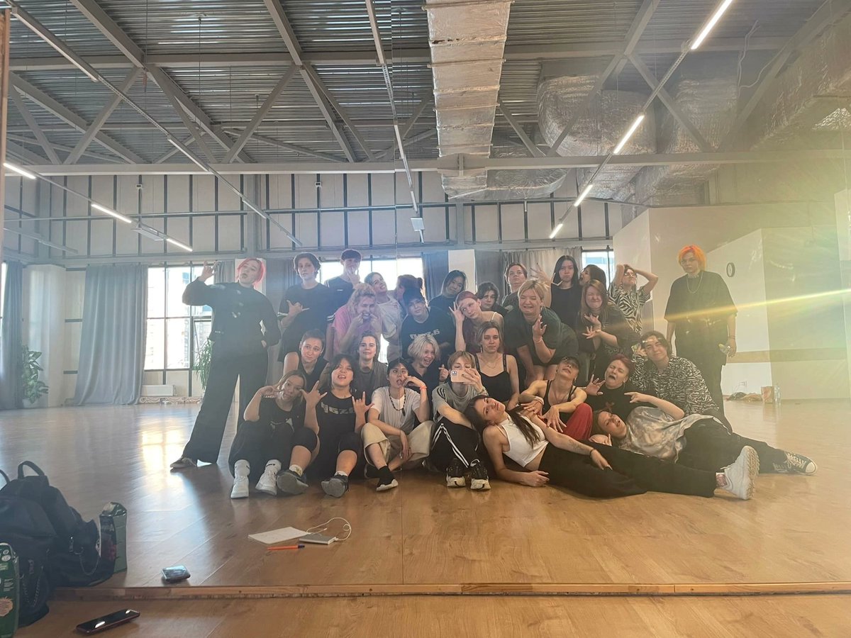LexxKramer's tweet photo. Эти тридцать абобусов на финале баттла заставят ваши сердца пылать
❤️💛❤️ https://t.co/68eSlxaSqC