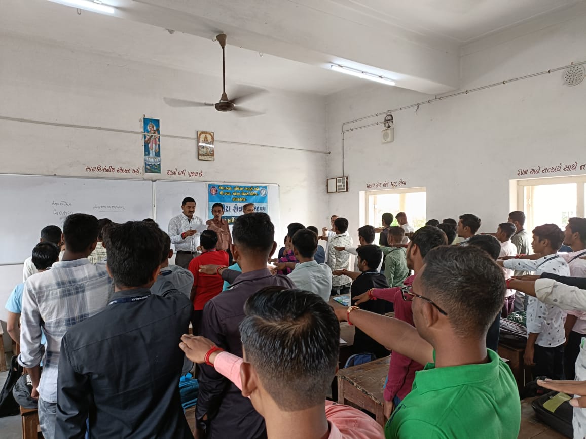 NSSVAMCC15's tweet photo. હર ઘર તિરંગા કાર્યક્રમ અંતર્ગત તારીખ ૧૩/૦૮/૨૦૨૨ના રોજ તિરંગાની પ્રતિજ્ઞાનું આયોજન @nssgujarat @_NSSIndia @nssmkbu @YASMinistry https://t.co/T3xLeiBnJA