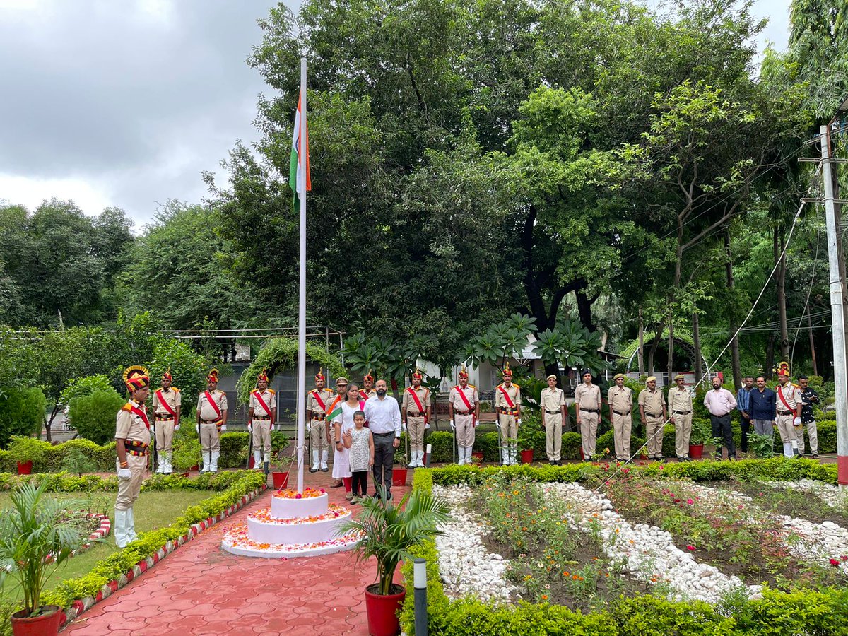 CollectorSehore's tweet photo. कलेक्टर श्री चंद्र मोहन ठाकुर ने अपने निवास पर तिरंगा झंडा फहराया। उन्होंने सभी नागरिकों से अपने घर, दुकान, प्रतिष्ठान और कार्यालयों में झंडा फहराने की अपील की। 

#JansamparkMP 
#CMMadhyaPradesh 
#HarGharTiranga https://t.co/5RGbuxLaX6