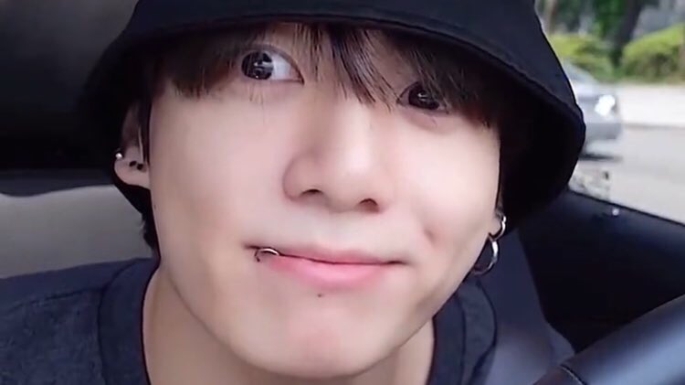 kookieejeoon's tweet photo. jungkook and his :] smile https://t.co/qcffKVSwYv