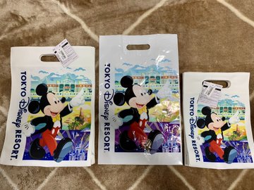 天才現る ディズニーランドのアレが ダイソーで売ってるビニールトートに入れるとピッタリ にネット民 汚れないし安いし最高じゃーん すご え まってこの使い方めちゃくちゃいいな いまトピ