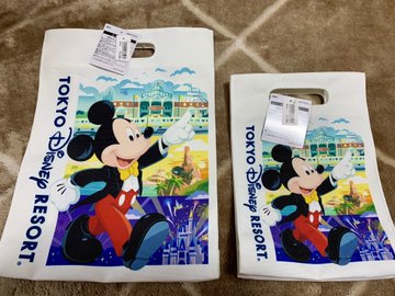 天才現る ディズニーランドのアレが ダイソーで売ってるビニールトートに入れるとピッタリ にネット民 汚れないし安いし最高じゃーん すご え まってこの使い方めちゃくちゃいいな いまトピ