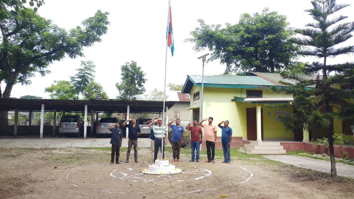 JanasanyogD's tweet photo. Har Ghar Tiranga 🇮🇳campaign started in Darrang from the morning of August 13 with all private households, offices &amp; educational institutes hoisting the tricolour to celebrate Azadi ka Amrit Mahotsav. 

#AzadiKaAmritMahotsav
#HarGharTiranga
#HarGharTirangaAssam https://t.co/855eDaSdxP