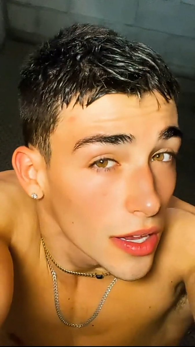 boy_alexmandon's tweet photo. Incrível como o Alex consegue ser perfeito até em print de vídeo... https://t.co/Eo8kADz12L
