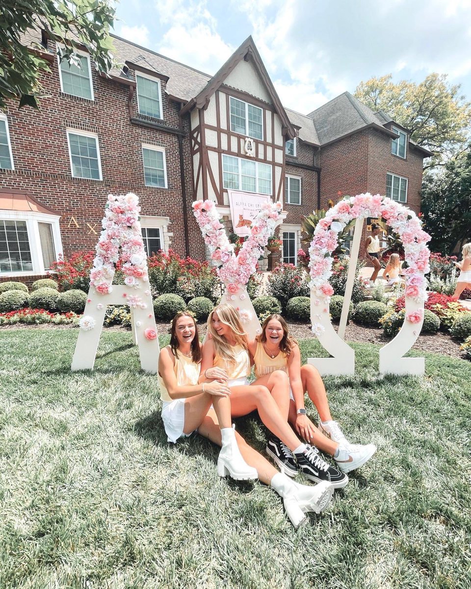 alphachimizzou's tweet image. Nothing like bonding with your sisters during Sisterhood Week 💗. T-3 days until we get to meet all of you amazing PNMs! 

#AlphaChiMizzou #GoGreek