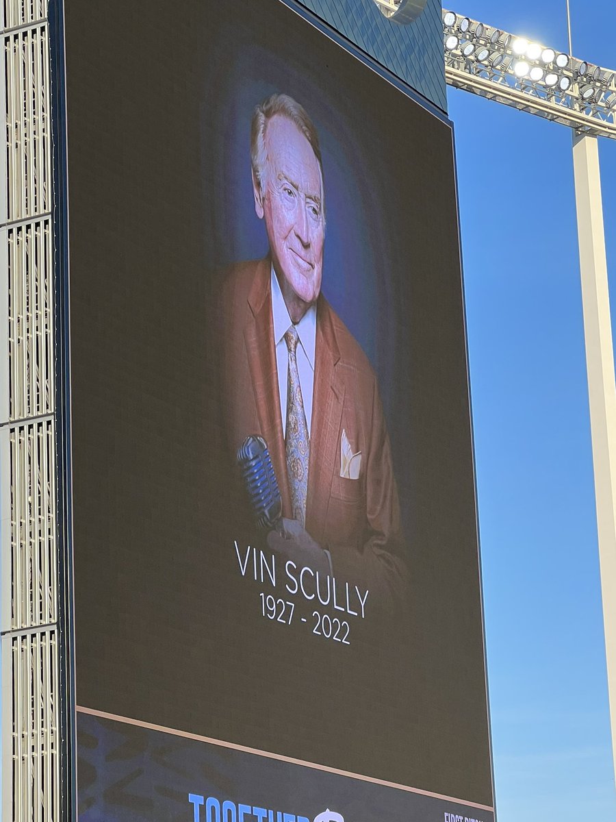 GCrabtree's tweet photo. Love watching a ball game when I can root for both teams! Dodgers in town so a tribute to Vin. Class act, @Royals #togetherroyal https://t.co/UKAo3yJMM5