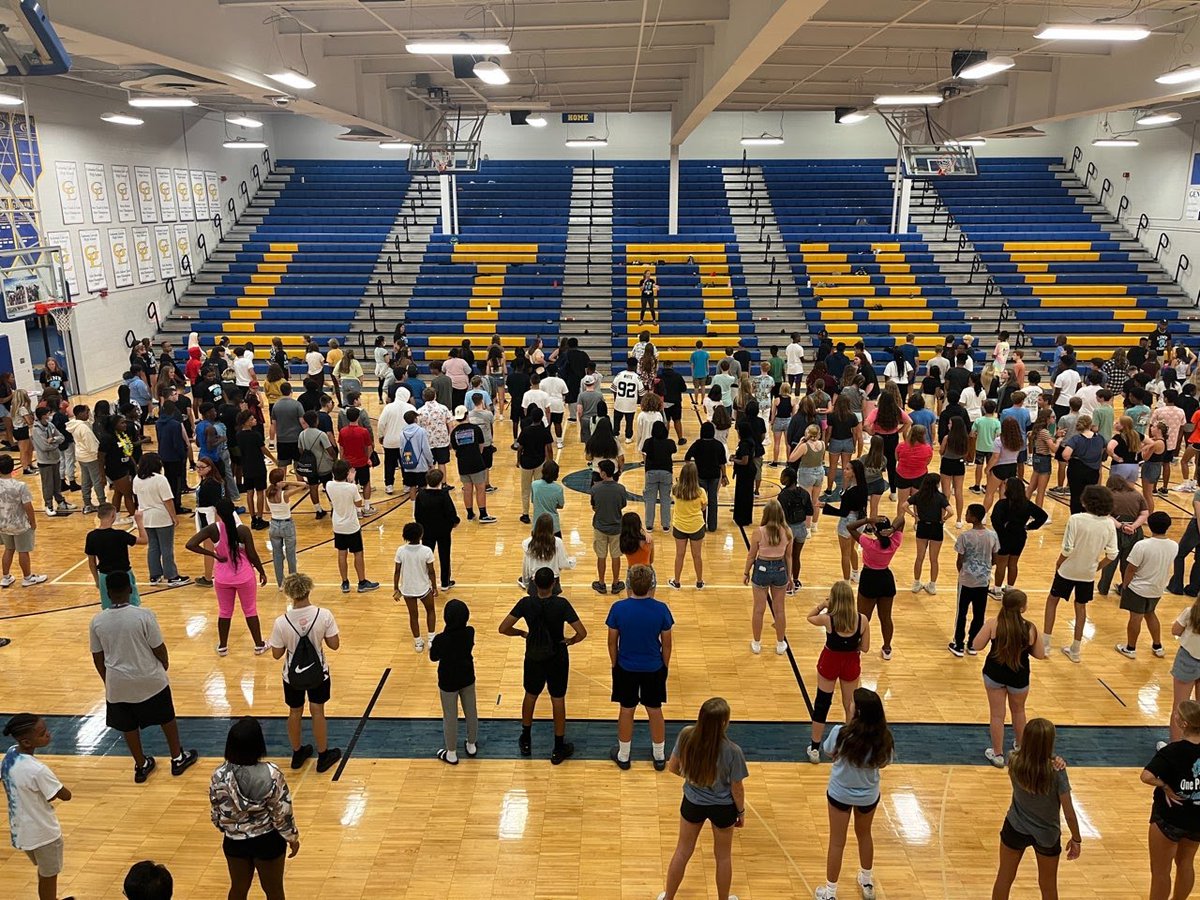 jessicaslocum3's tweet photo. Our Link Leaders welcomed our freshman to the pride this week! #OnePRIDEOneFAMILY 🦁 https://t.co/SDa3jYJP17