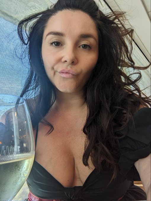 Tfw you're supposed to be on a plane for a FMTY, but your flight gets cancelled when you're already at<a href="/tag/happyhappyhooker"class="tags"><span>#happyhappyhooker</span></a>