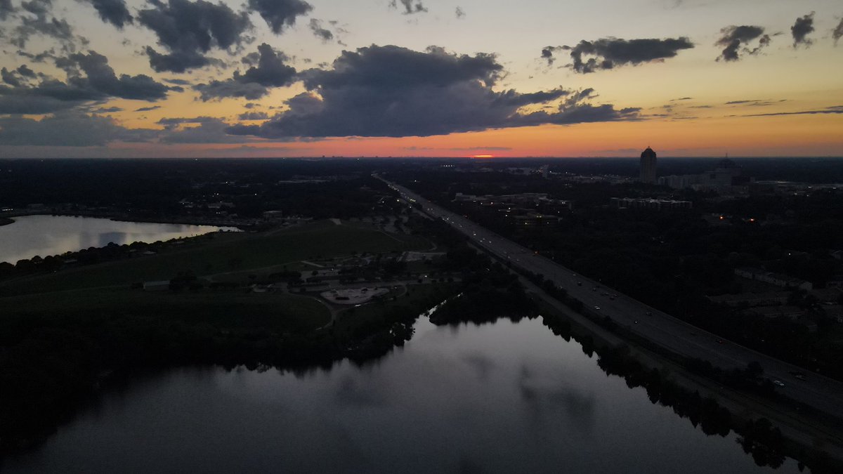 spoonz757's tweet photo. Today was an amazing day capped off by a beautiful sunset. Man I haven’t been this happy in a long time. 2 1/2 months since I’ve moved stores and I feel so motivated. #BlessedAndGrateful #tmobile #sharktank #silverbrook https://t.co/BHPcnDO1bd