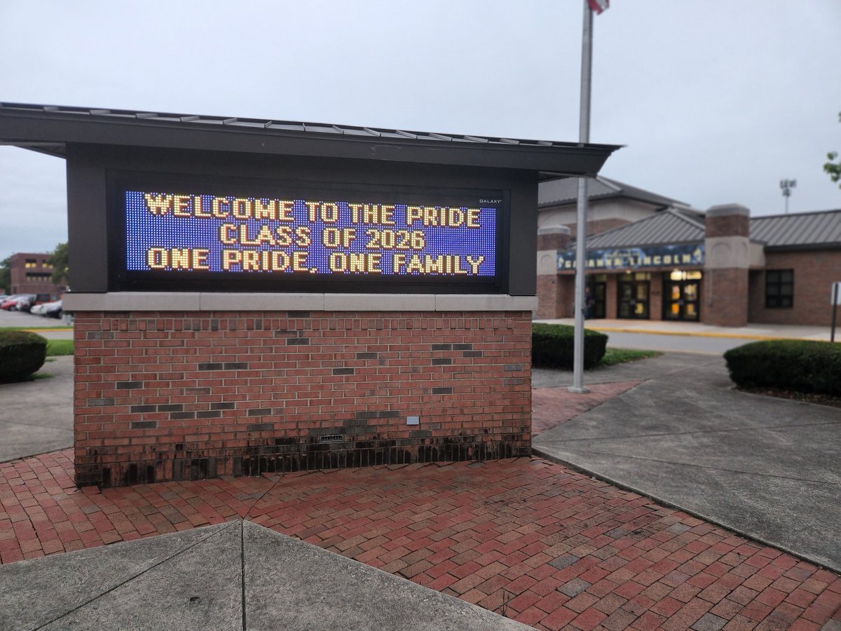 jessicaslocum3's tweet photo. Our Link Leaders welcomed our freshman to the pride this week! #OnePRIDEOneFAMILY 🦁 https://t.co/SDa3jYJP17