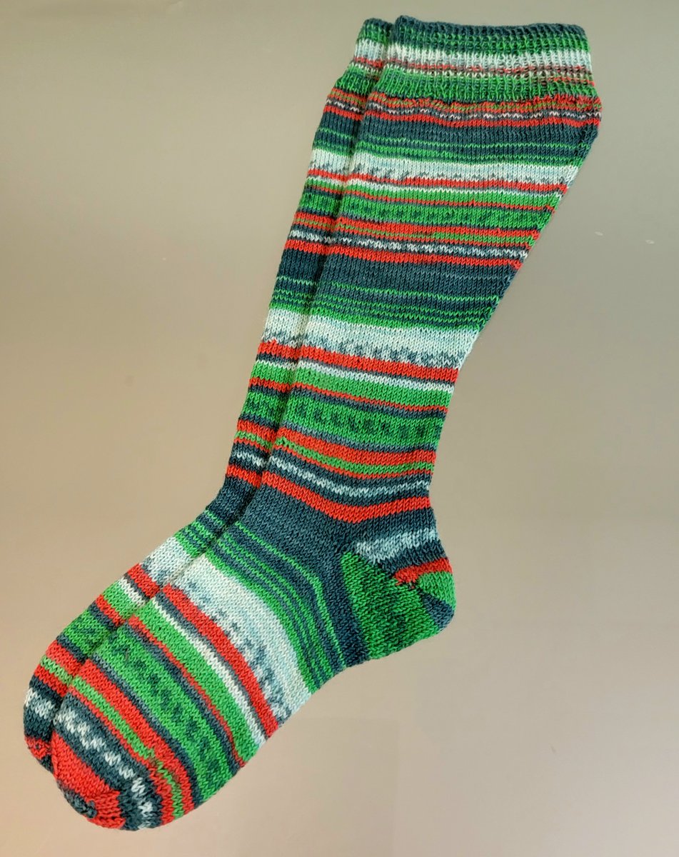WonderWmn212's tweet photo. Can't stop making knee-high #socks. I wasn't sure how a self-patterning yarn would work out - thought there would be a marked difference between the top and the bottom, but the SuperGarne Aktiv #7530 worked up quite nicely. #Knitting #knit #FOFridayOffRav #knittingtwitter https://t.co/gR6jmB33a9