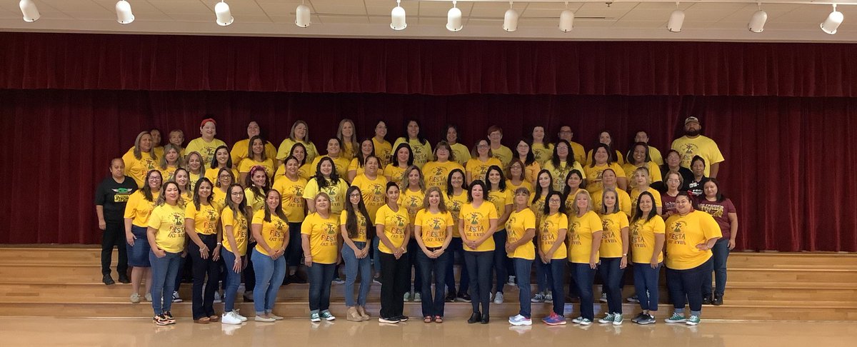 RanchoVerdeElem's tweet photo. 2022-23 staff picture 😃 📸 https://t.co/cvXtCNq2M0